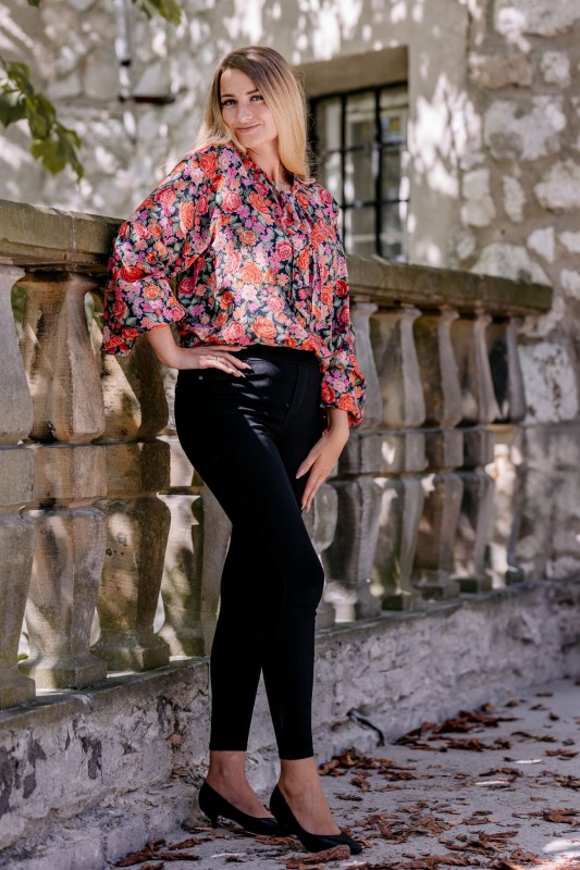 BLUZKA Z WISKOZY W RÓŻE REBECCA ROSE